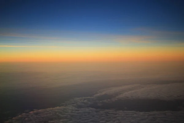 A Naplemente a repülőgép ablakából — Stock Fotó