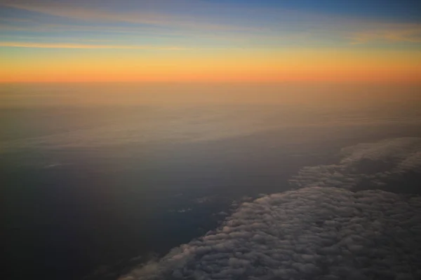 Auringonlasku Näkymä lentokoneen ikkunasta — kuvapankkivalokuva