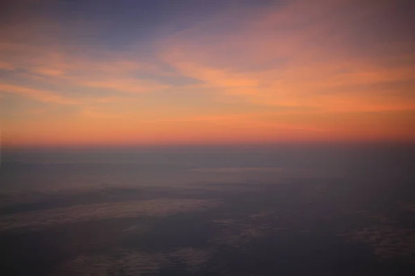 La vista del tramonto dalla finestra dell'aeroplano — Foto Stock