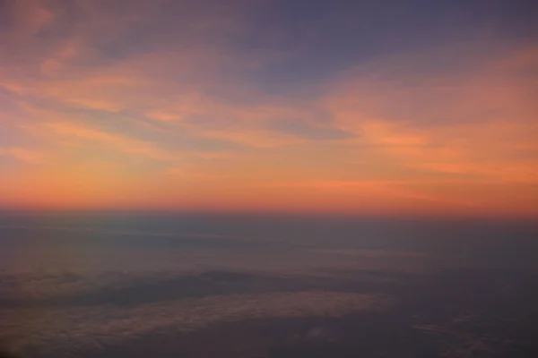 De Zon onderaan Uitzicht vanuit het Vliegtuigvenster — Stockfoto