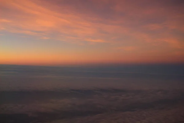 Le coucher du soleil Vue depuis la fenêtre de l'avion — Photo