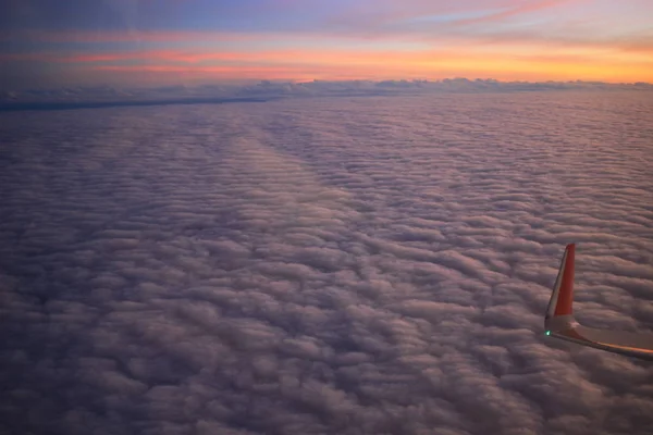 Der Sonnenaufgang am Morgen Blick aus dem Flugzeugfenster — Stockfoto