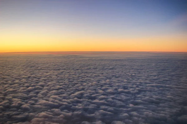 Der Blick auf den Sonnenuntergang aus dem Flugzeugfenster — Stockfoto