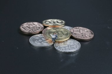 bir iş adamı şekil bitcoin mevcut