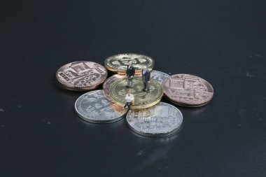 bir iş adamı şekil bitcoin mevcut