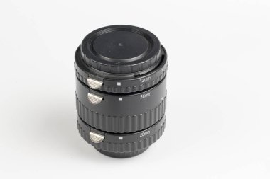 beyaz zemin üzerinde bir yüzük makro uzatma tüpü