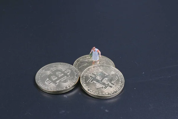 Una planta de crecimiento de dinero que crece a partir de bitcoins —  Fotos de Stock