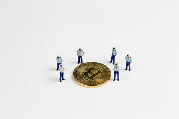 Agentes de guardia de seguridad de pie y protección bitcoin monedas —  Fotos de Stock