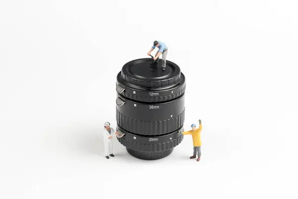 Un gruppo di mini woker che pulisce la lente — Foto Stock