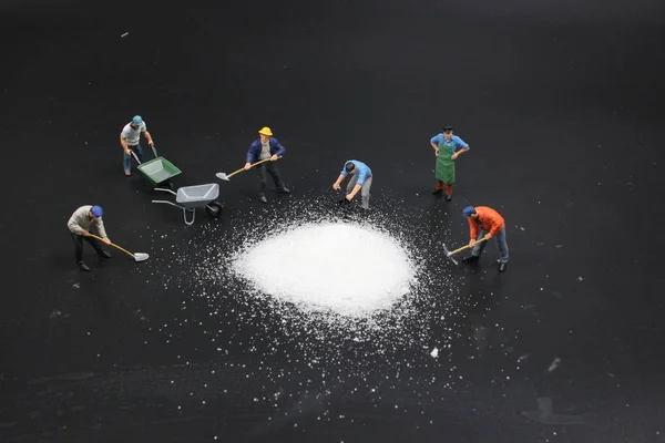 Eine Minifigur bereitet das Salz der Gruppe vor — Stockfoto