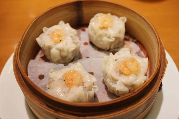 O lanche cozido no vapor chinês de Dim Sum — Fotografia de Stock