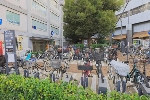 Die Fahrräder stehen in einer Reihe auf einem Parkplatz. — Stockfoto