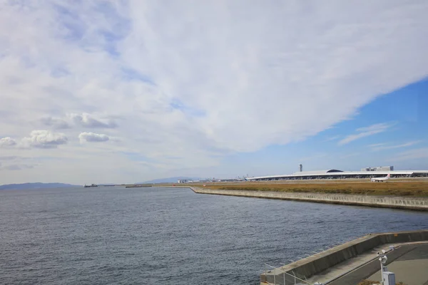 Вид на аэропорт Осака-кикс в дневное время — стоковое фото