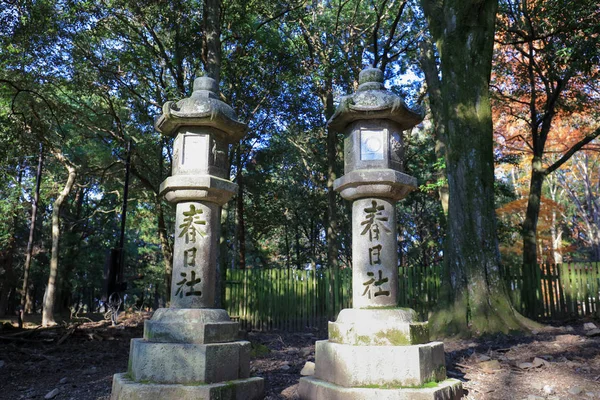 Rijen van oude stenen lantaarns bedekt met mos — Stockfoto