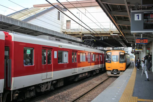 Τρένο στη σιδηροδρομική γραμμή του Κιότο της Ιαπωνίας — Φωτογραφία Αρχείου
