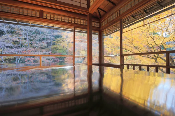 La hoja teñida de colorido. Ruriko in, Kyoto, Japón , — Foto de Stock