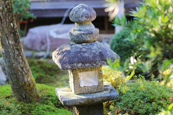 Uma lâmpada de pedra em Manshu em Monzeki em kyoto — Fotografia de Stock