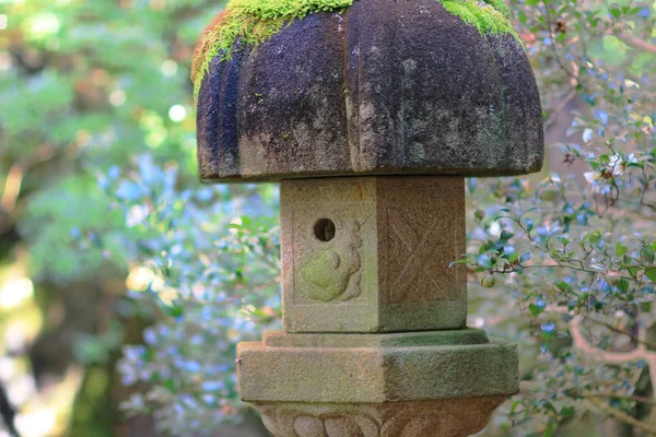 Een stenen lamp op Manshu in Monzeki in kyoto — Stockfoto