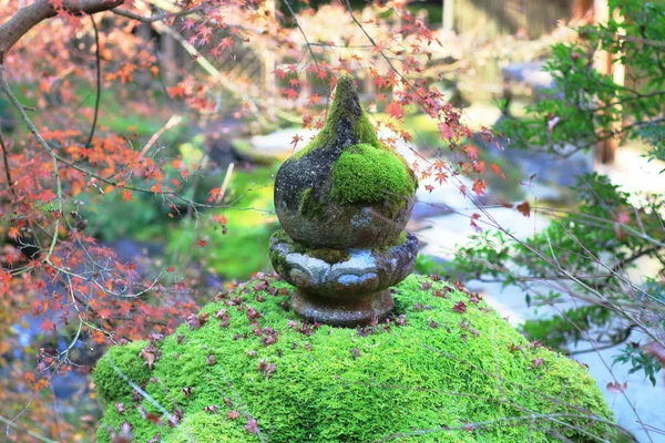 Una lámpara de piedra en Manshu en Monzeki en kyoto — Foto de Stock