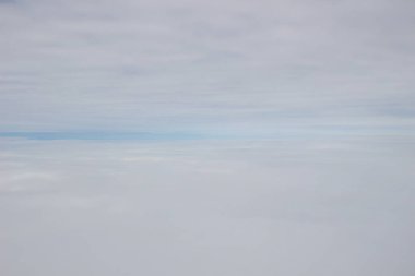 Mavi gökyüzü ve bulutlar penceresinden görüntülemek