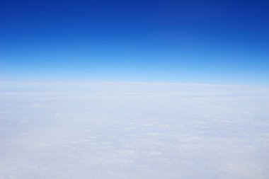 Mavi gökyüzü ve bulutlar penceresinden görüntülemek