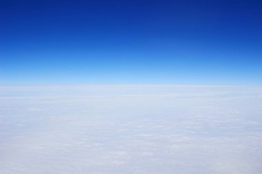 Mavi gökyüzü ve bulutlar penceresinden görüntülemek