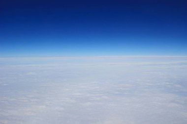 Mavi gökyüzü ve bulutlar penceresinden görüntülemek