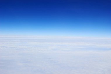 Mavi gökyüzü ve bulutlar penceresinden görüntülemek