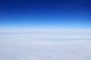 Mavi gökyüzü ve bulutlar penceresinden görüntülemek