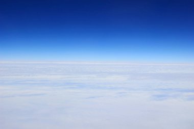 Mavi gökyüzü ve bulutlar penceresinden görüntülemek