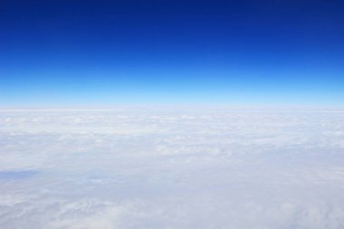 Mavi gökyüzü ve bulutlar penceresinden görüntülemek