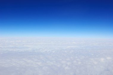 Mavi gökyüzü ve bulutlar penceresinden görüntülemek