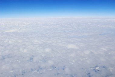 Mavi gökyüzü ve bulutlar penceresinden görüntülemek