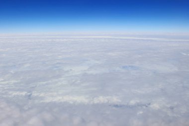 Mavi gökyüzü ve bulutlar penceresinden görüntülemek