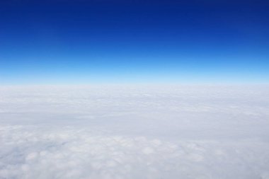 Mavi gökyüzü ve bulutlar penceresinden görüntülemek