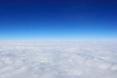 Mavi gökyüzü ve bulutlar penceresinden görüntülemek