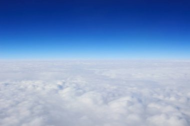 Mavi gökyüzü ve bulutlar penceresinden görüntülemek