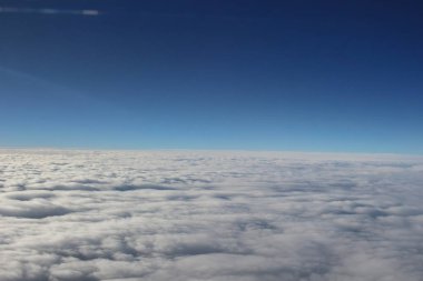 Mavi gökyüzü ve bulutlar penceresinden görüntülemek