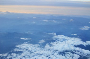 Mavi gökyüzü ve bulutlar penceresinden görüntülemek