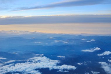 Mavi gökyüzü ve bulutlar penceresinden görüntülemek