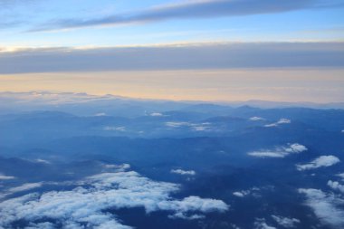 Mavi gökyüzü ve bulutlar penceresinden görüntülemek