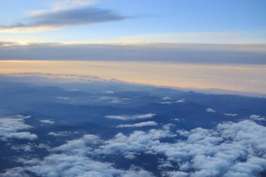 Mavi gökyüzü ve bulutlar penceresinden görüntülemek