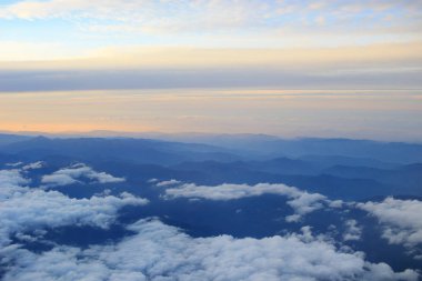 Mavi gökyüzü ve bulutlar penceresinden görüntülemek