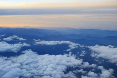 Mavi gökyüzü ve bulutlar penceresinden görüntülemek