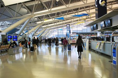 Osaka Kansai Uluslararası Havaalanı'nda insanların seyahat.