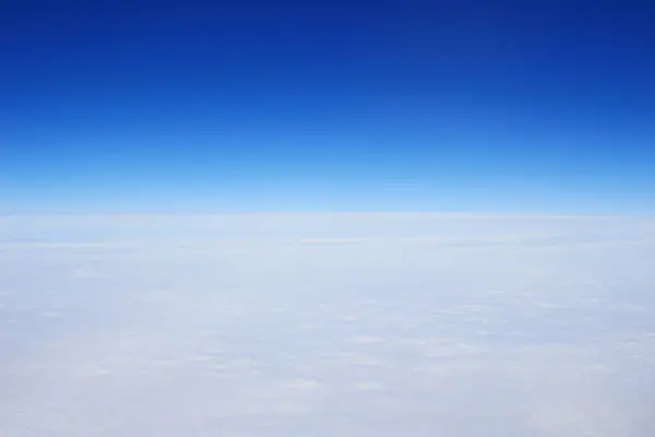 Blauwe lucht en de wolken uitzicht uit het raam — Stockfoto