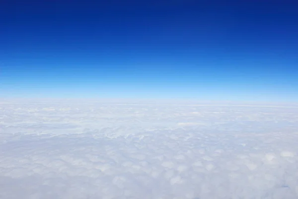 Ciel bleu et nuages vue de la fenêtre — Photo