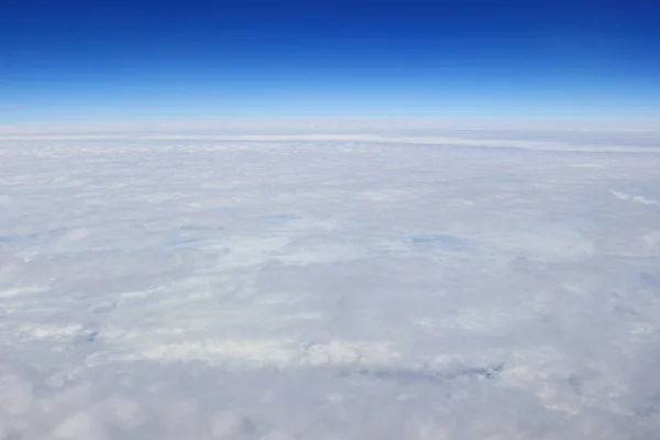 窓から青い空と雲の眺め — ストック写真