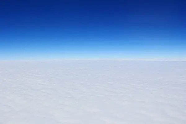 Céu azul e nuvens vista da janela — Fotografia de Stock