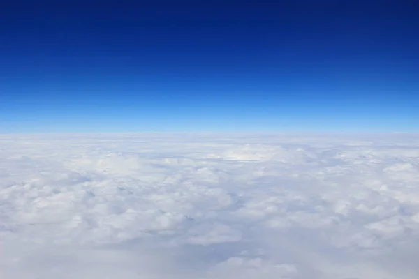 Блакитне небо і хмари вид з вікна — стокове фото